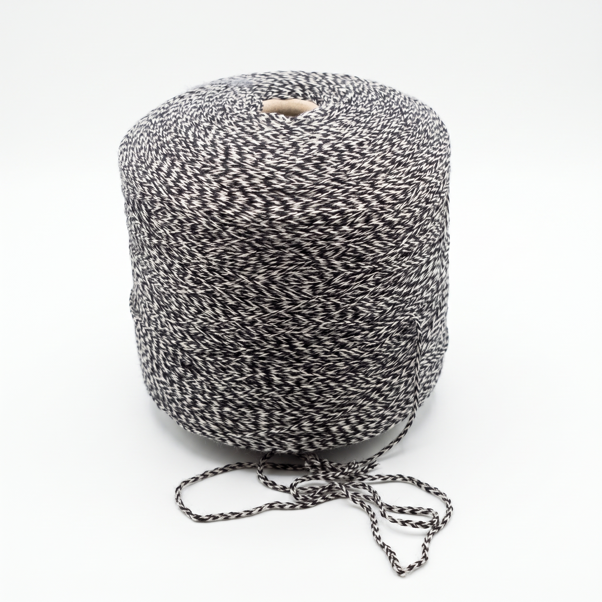 En stor cone med svart och vitt tvinnat garn mot en vit bakgrund.