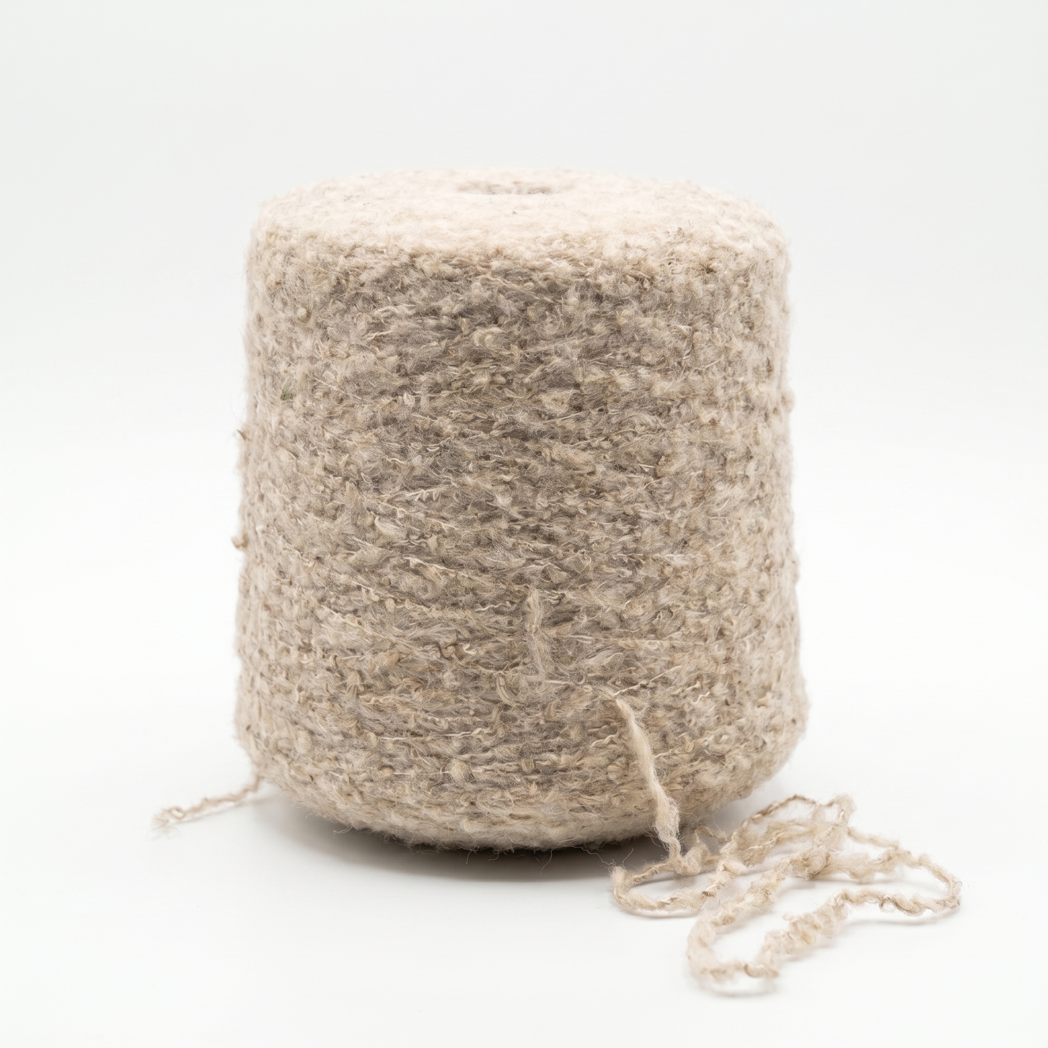En cone med texturerat, ljusbrunt garn.