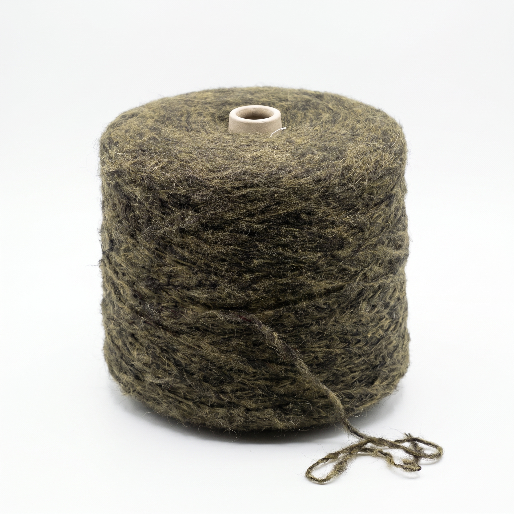En stor cone med mörkgrönt, luddigt garn.