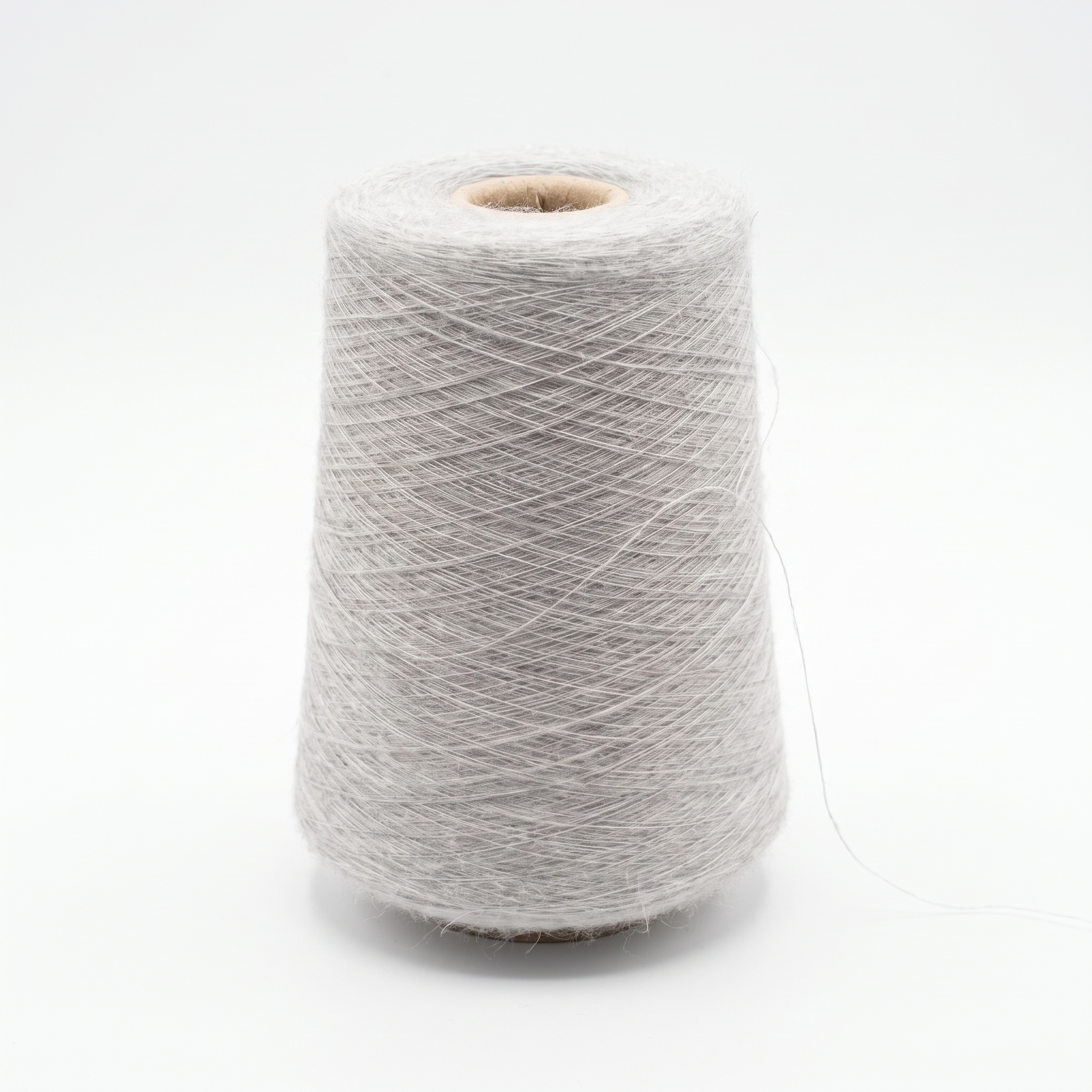 En cone med ljusgrått, något luddigt garn.