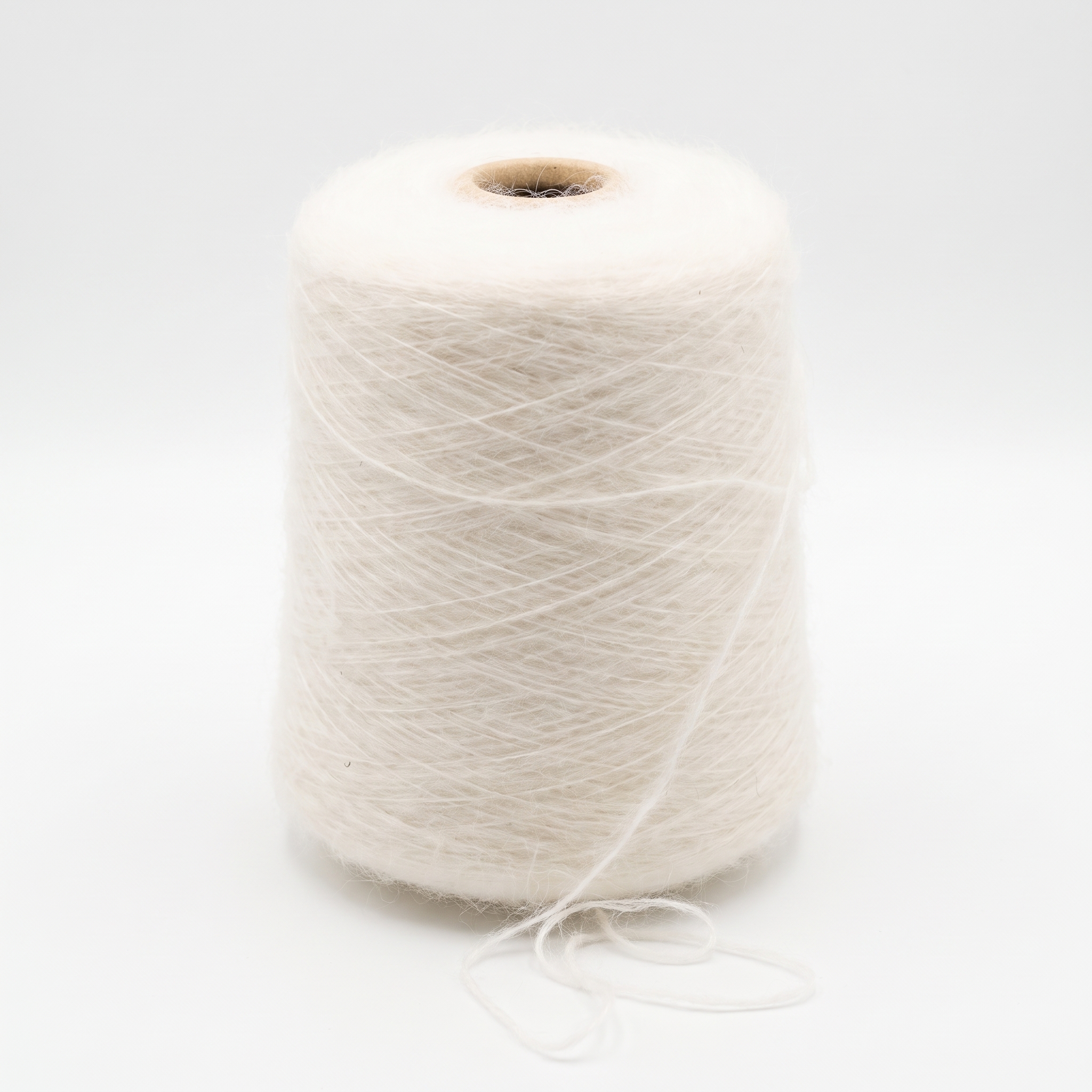 En cone med fluffigt, naturvitt garn visas mot en vit bakgrund, med en lös tråd vid basen.