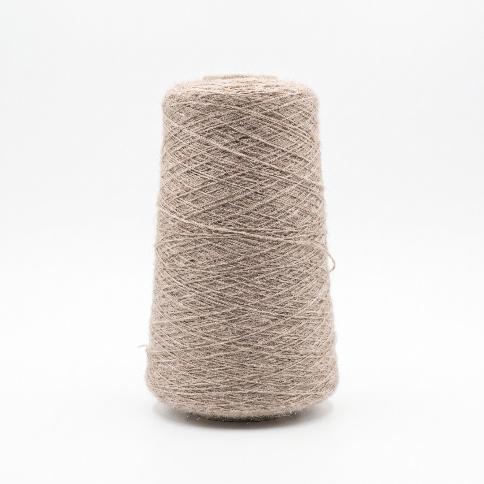 En cone med beige, något luddigt garn.