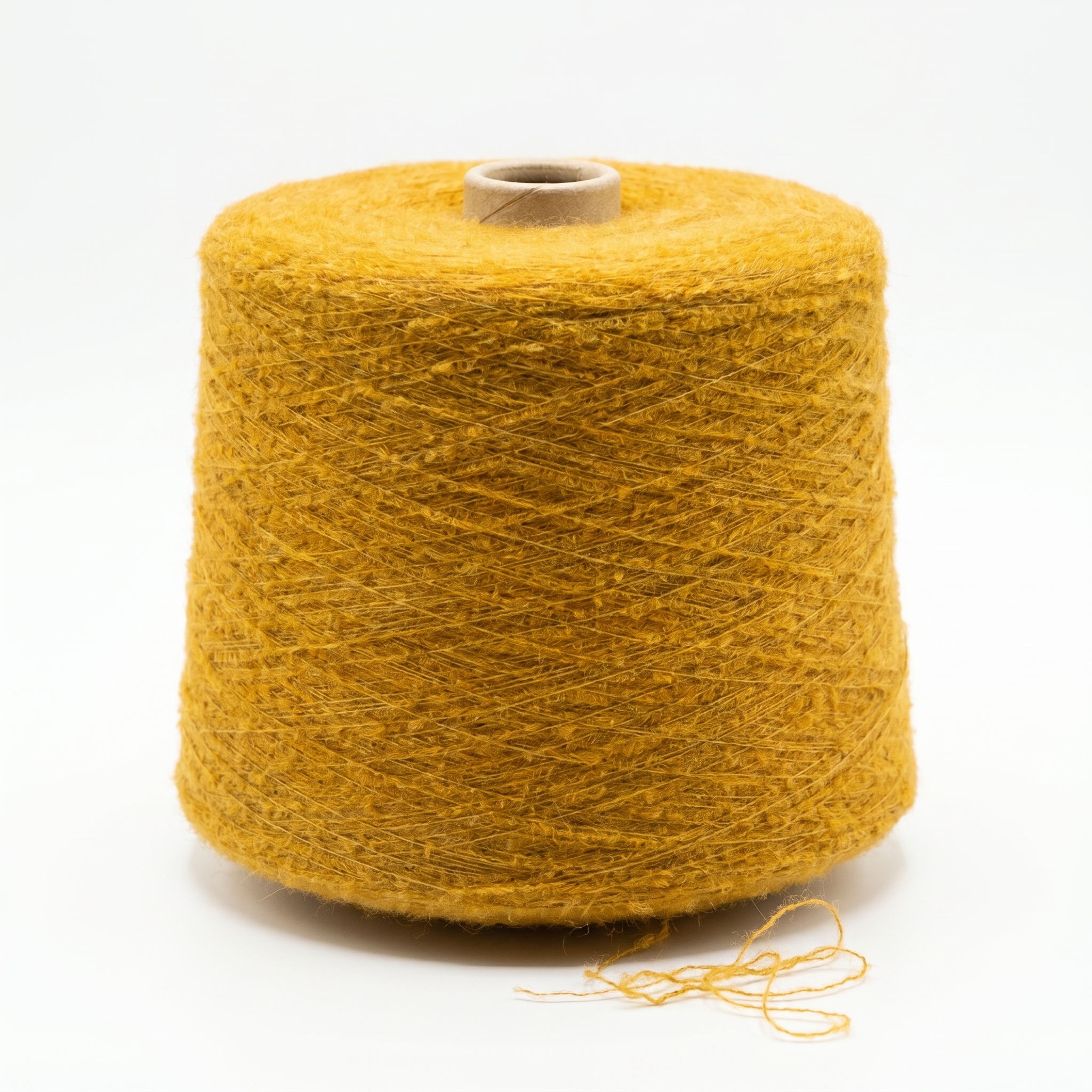 En stor cone med senapsgult, texturerat garn mot en vit bakgrund.