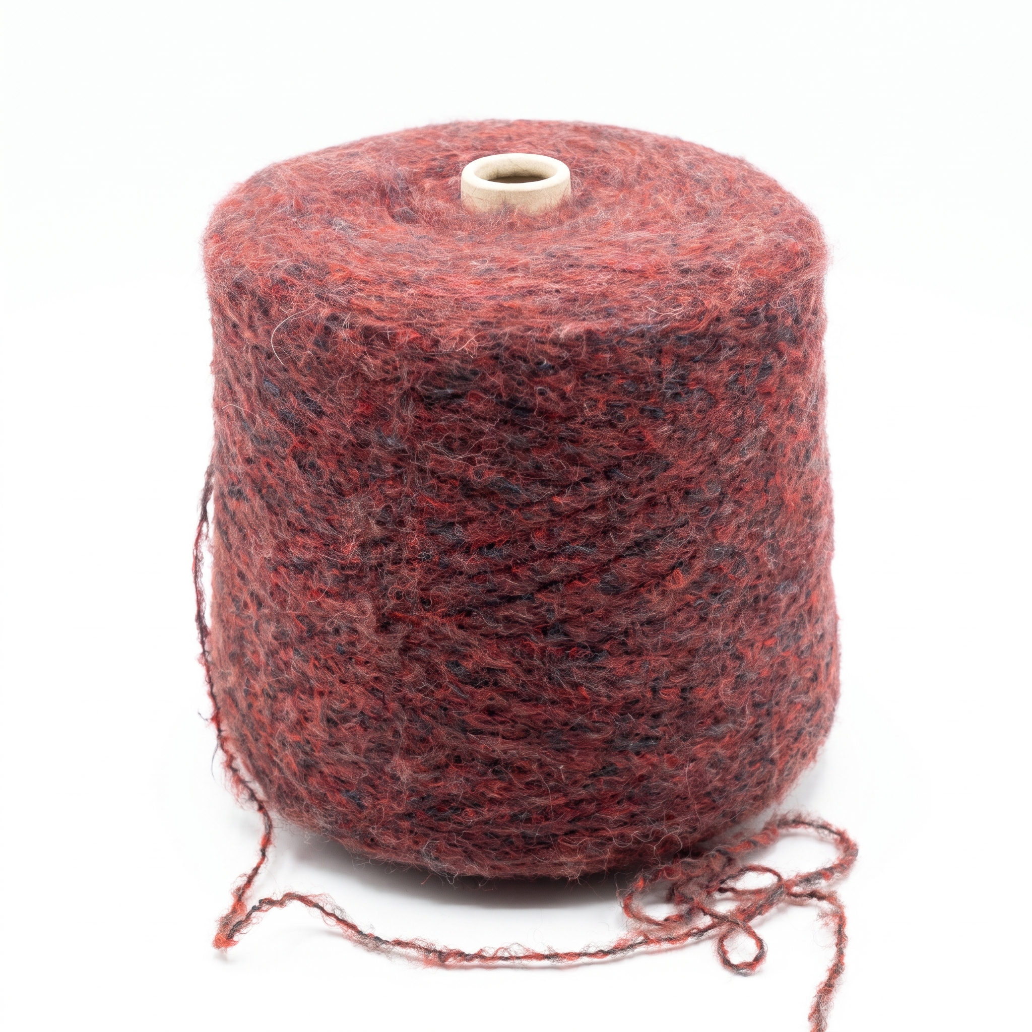 En cone med rödbrunt, texturerat garn.