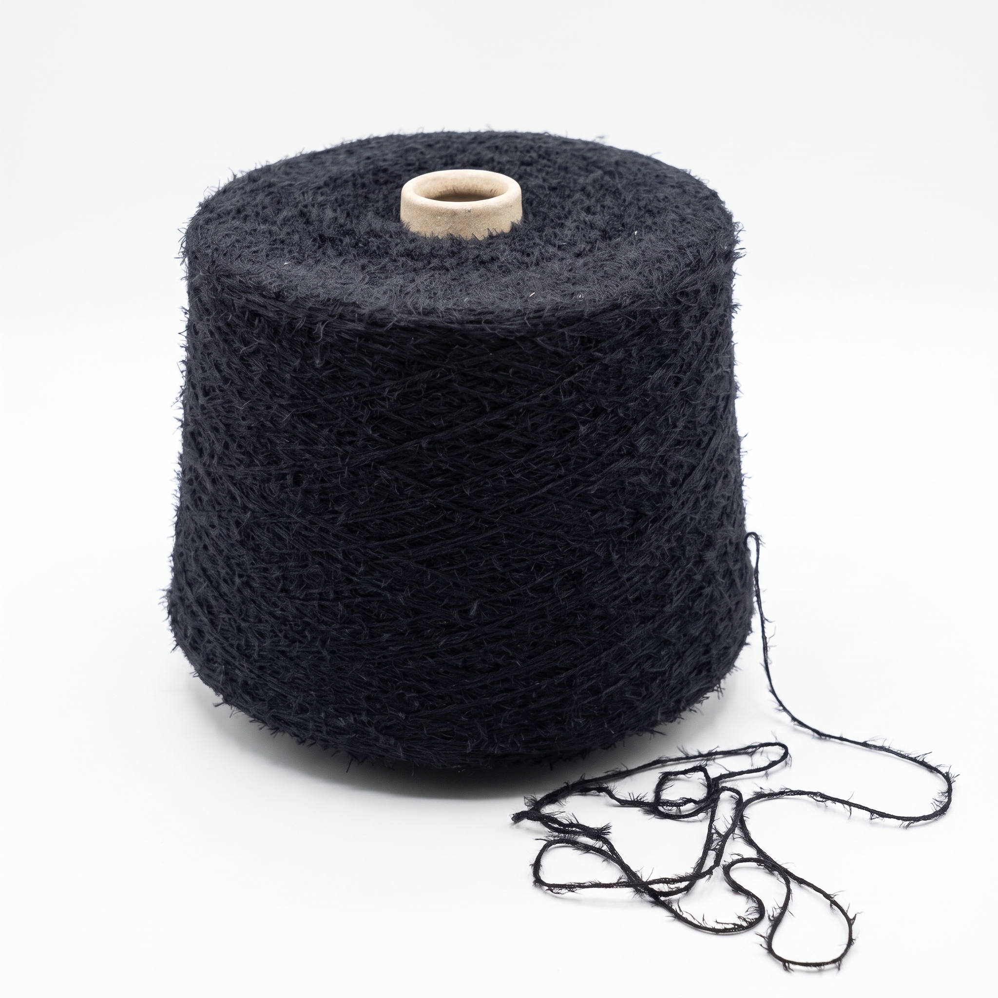 En cone av svart, texturerat garn.