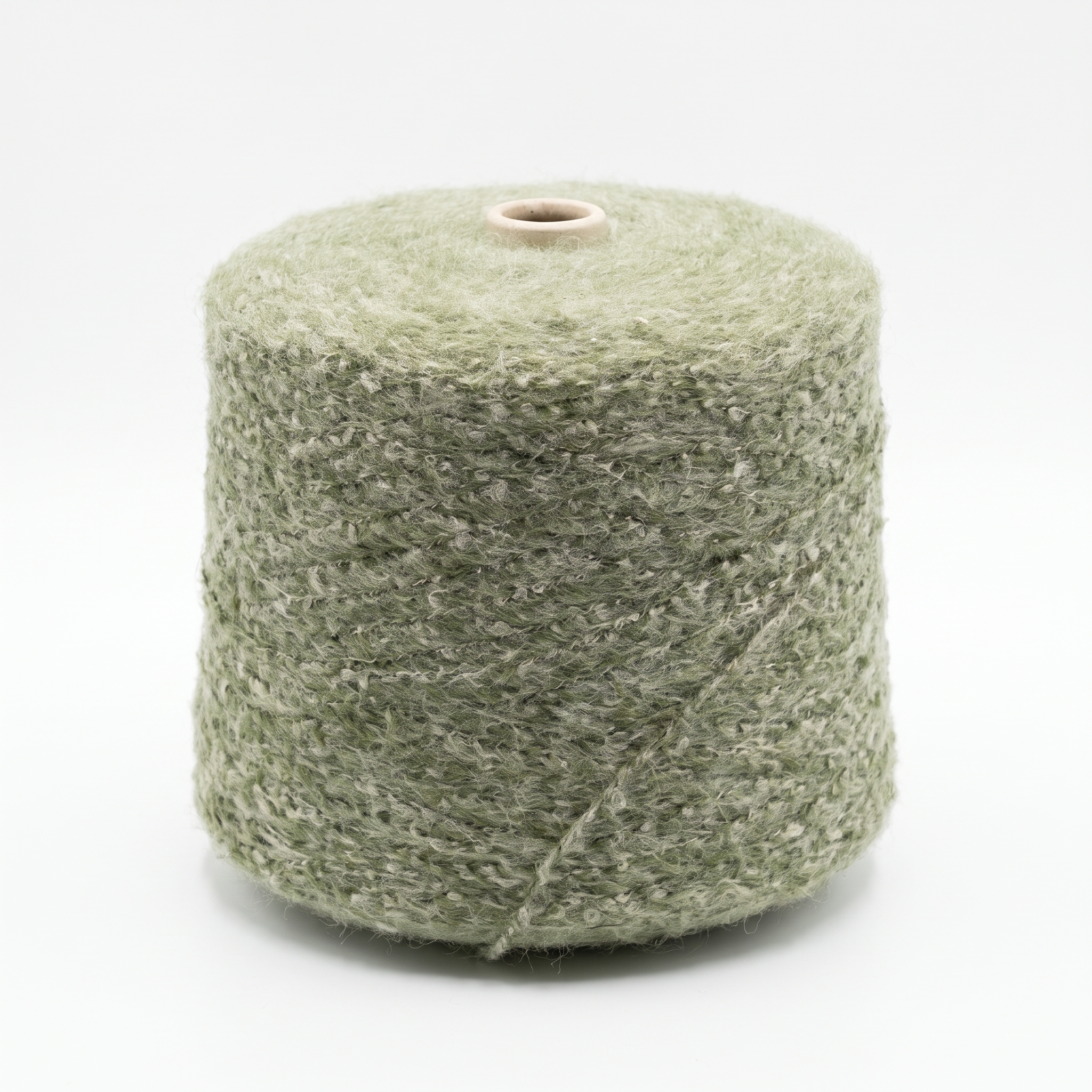 En cone med salviagrönt, texturerat garn.