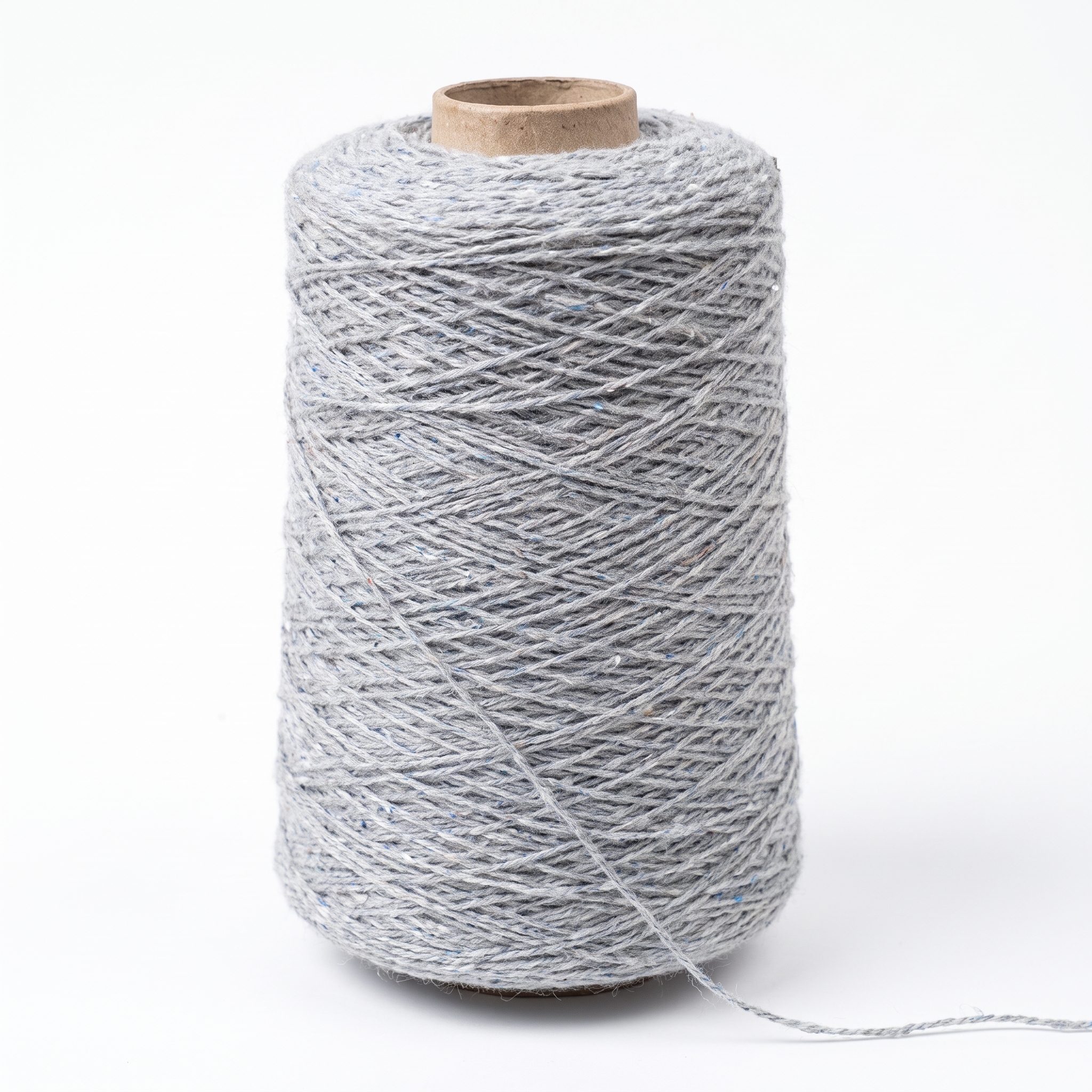 En cone med ljusgrått, spräckligt garn på vit bakgrund.
