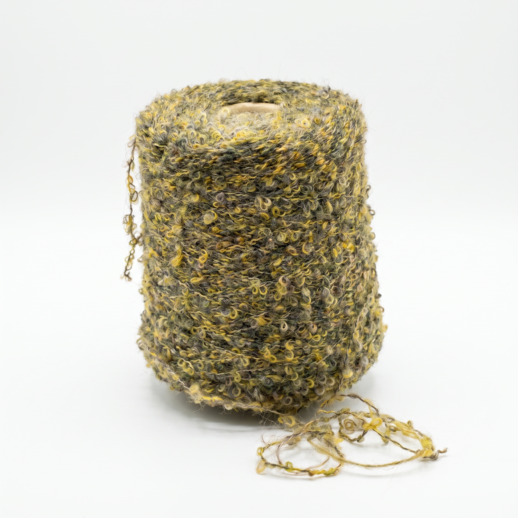 En stor cone med texturerat bouclé-garn i blandade nyanser av olivgrönt, gult och brunt.