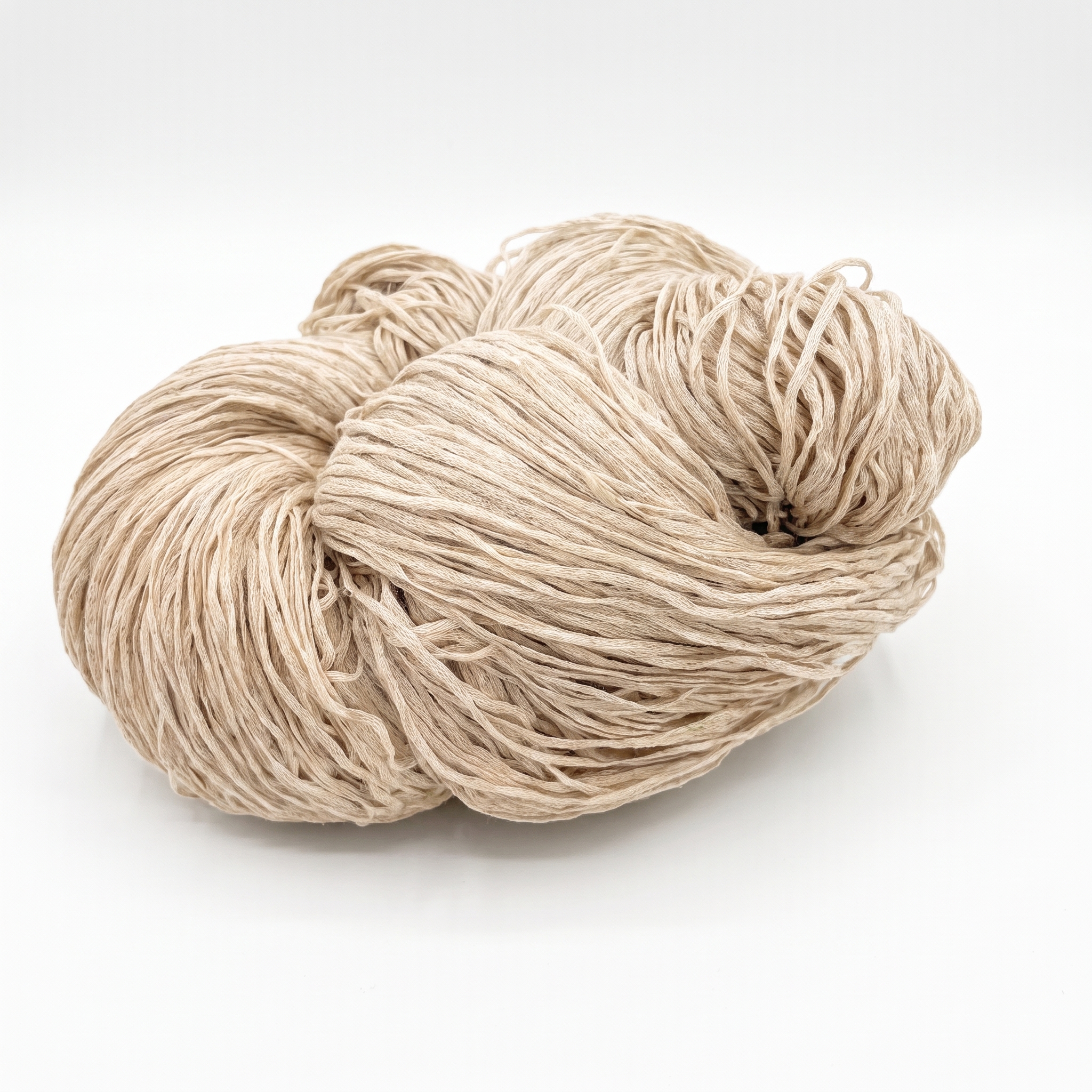En härva garn i en ljusbeige färg.