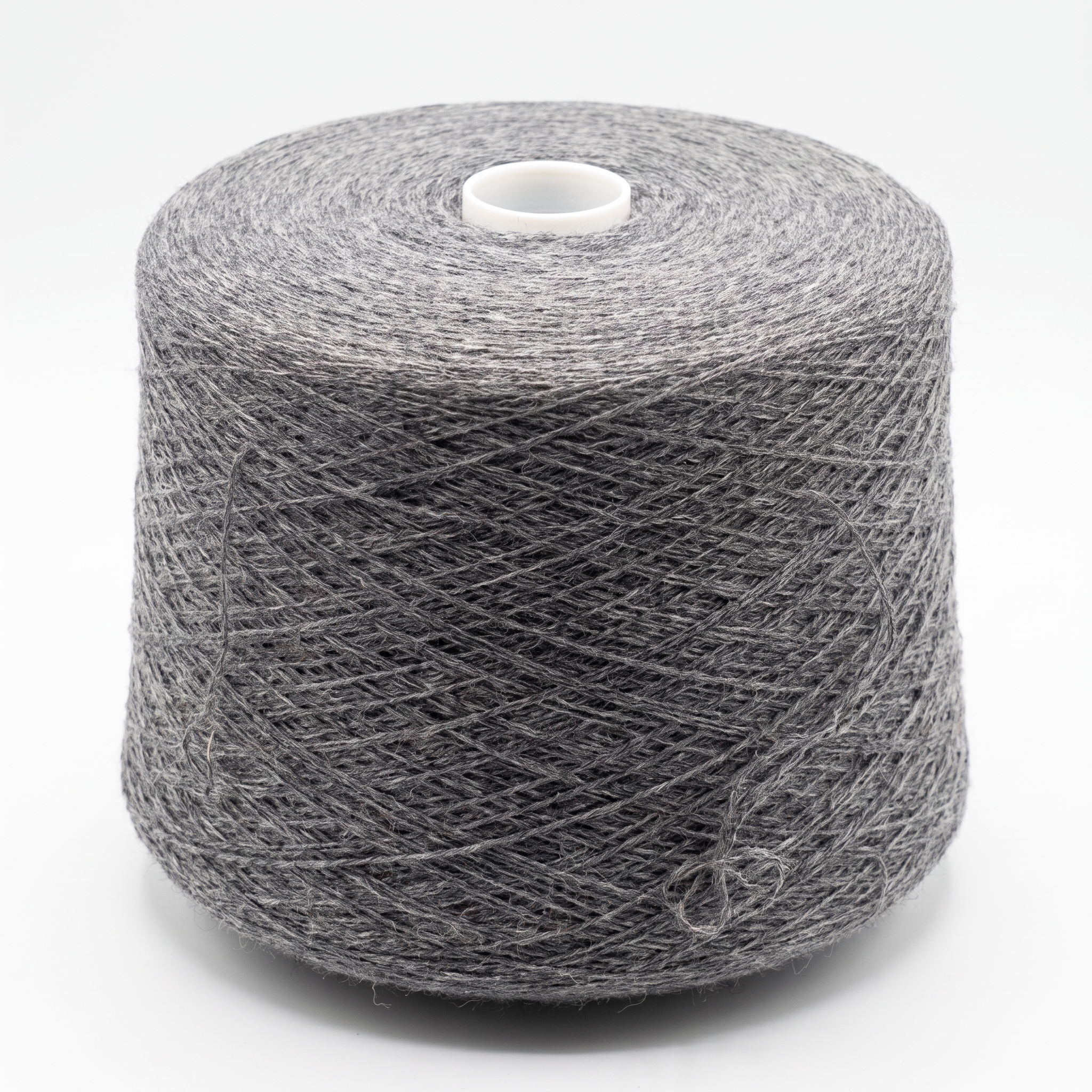 En stor cone med grått, texturerat garn.