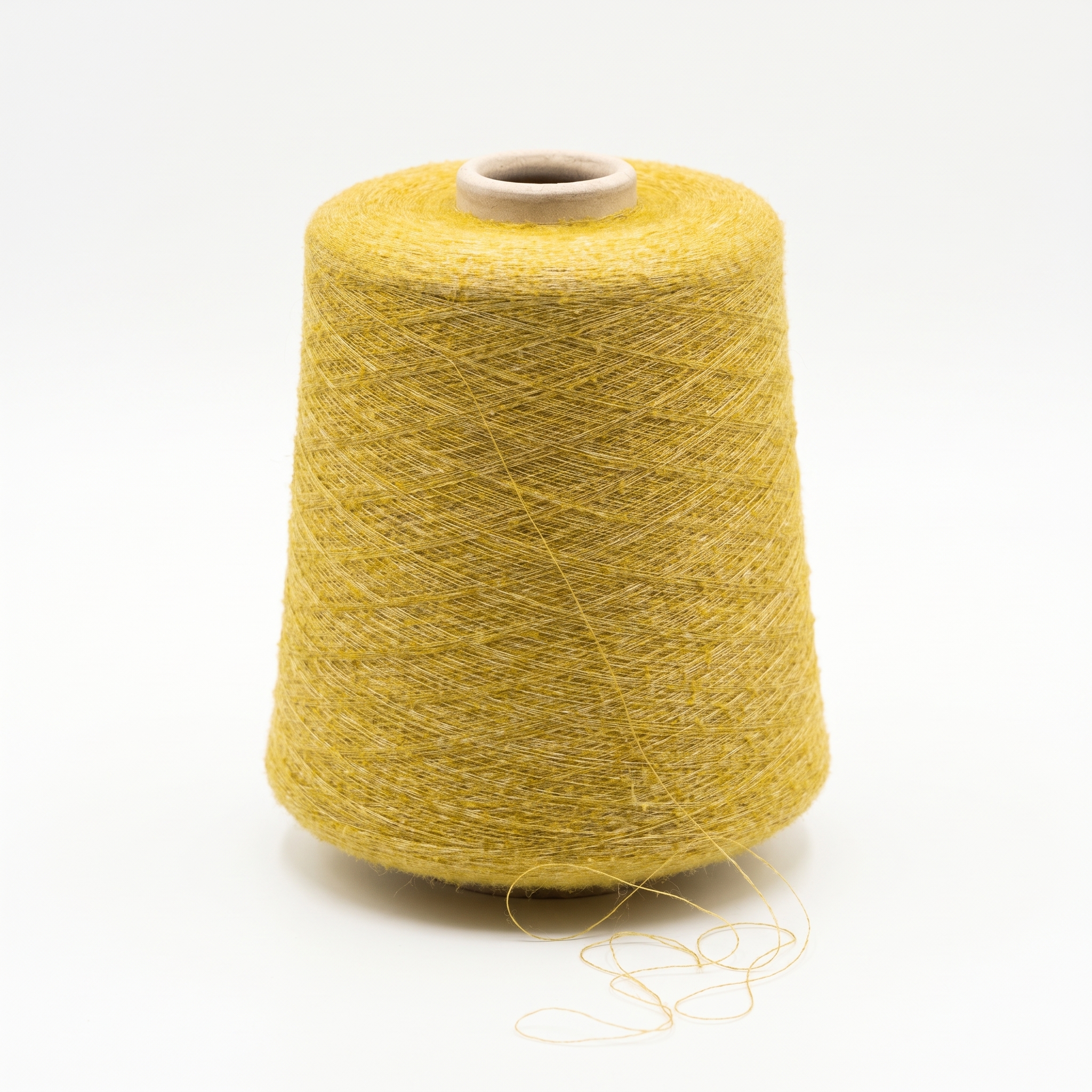 En cone med senapsgult, texturerat garn mot en vit bakgrund.