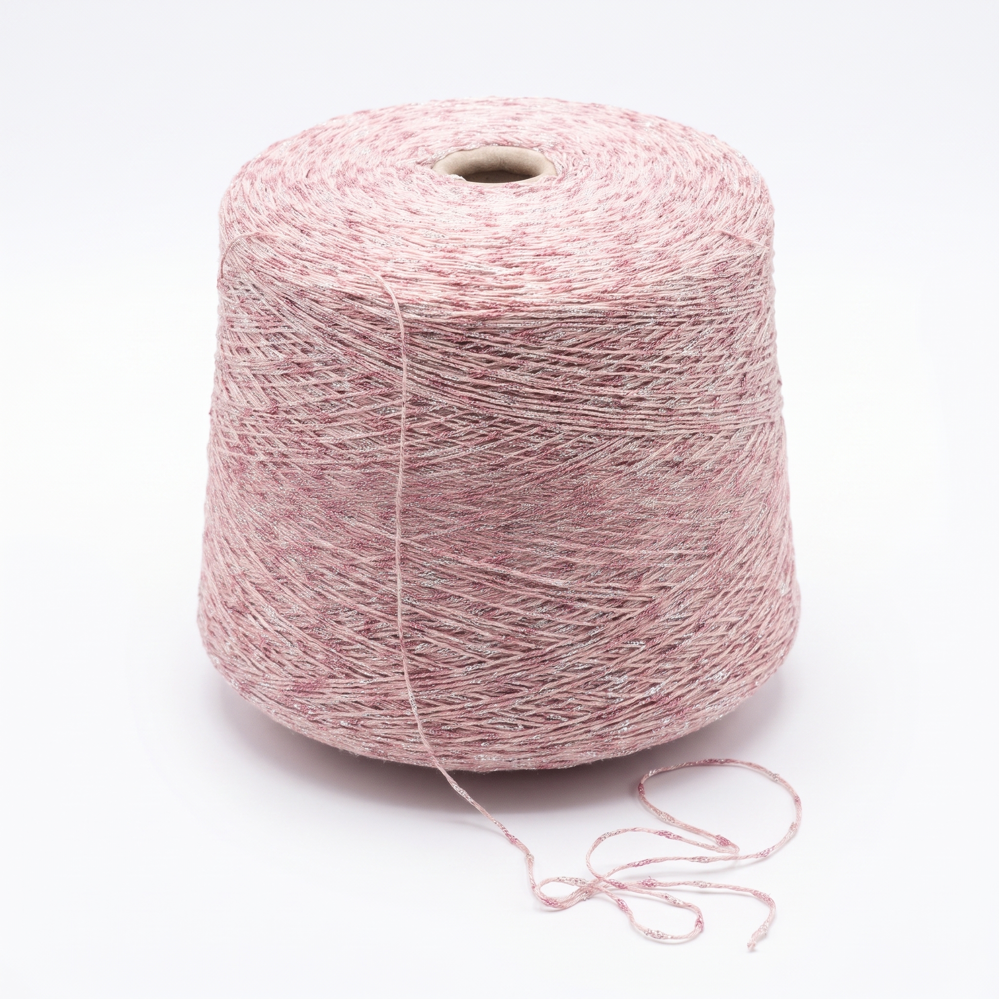 En stor cone med rosa och silverglittrigt garn.