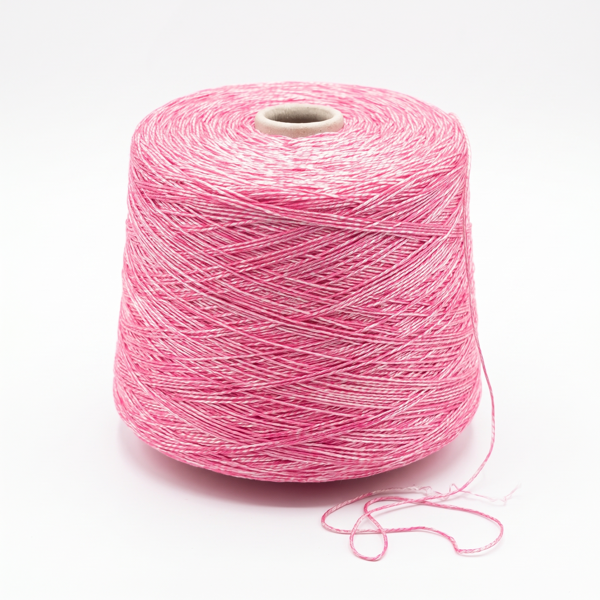 En cone med rosa och vitt melerat garn på en vit bakgrund.