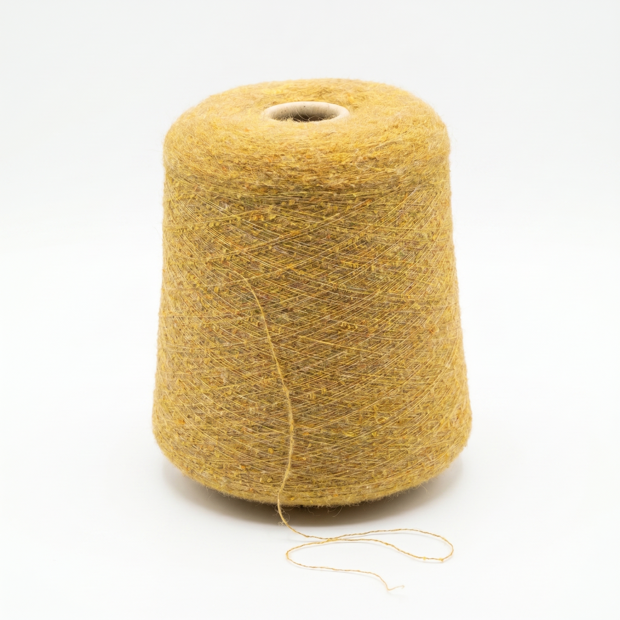 En stor cone med senapsgult, tweed-liknande garn på en vit bakgrund.