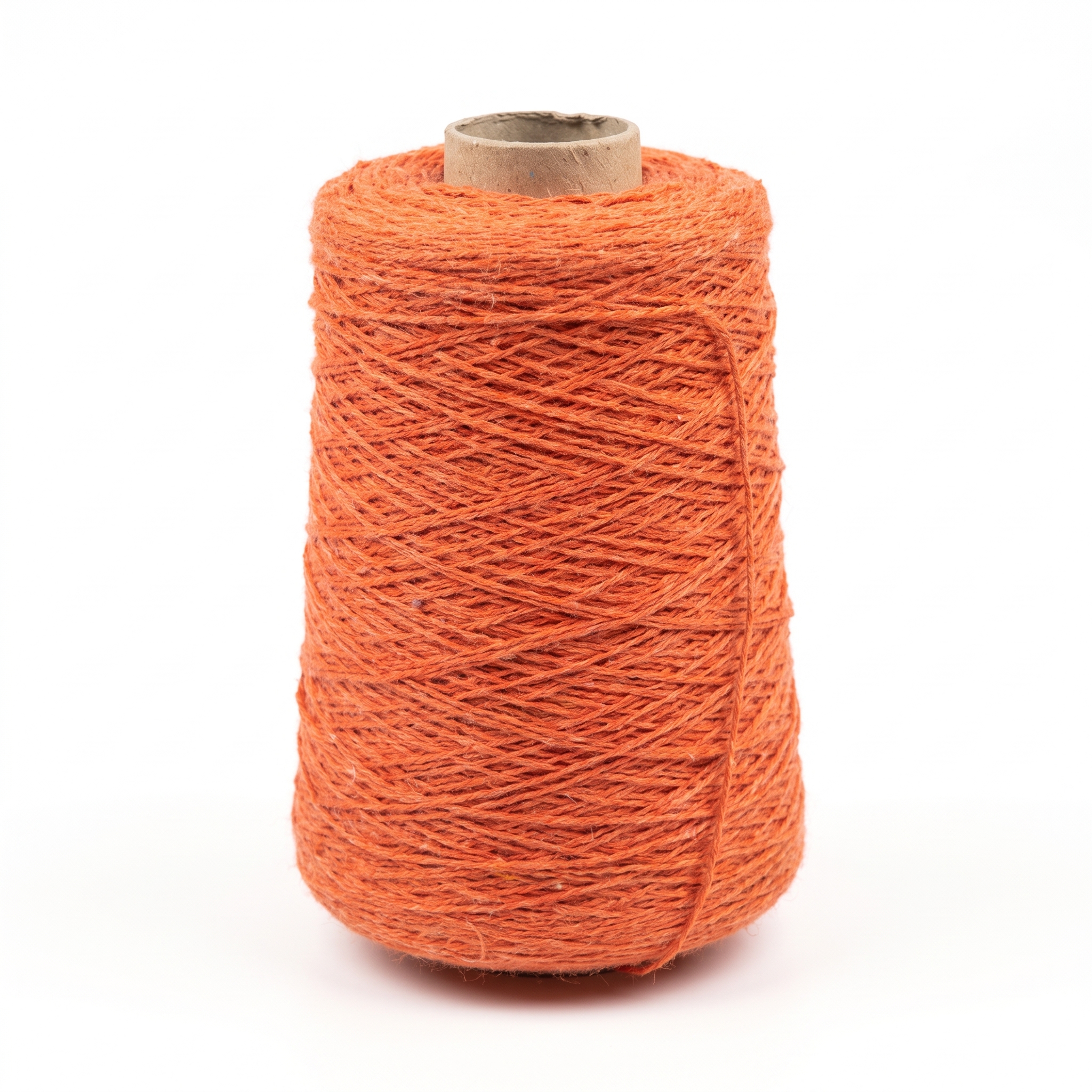En cone med orange garn.