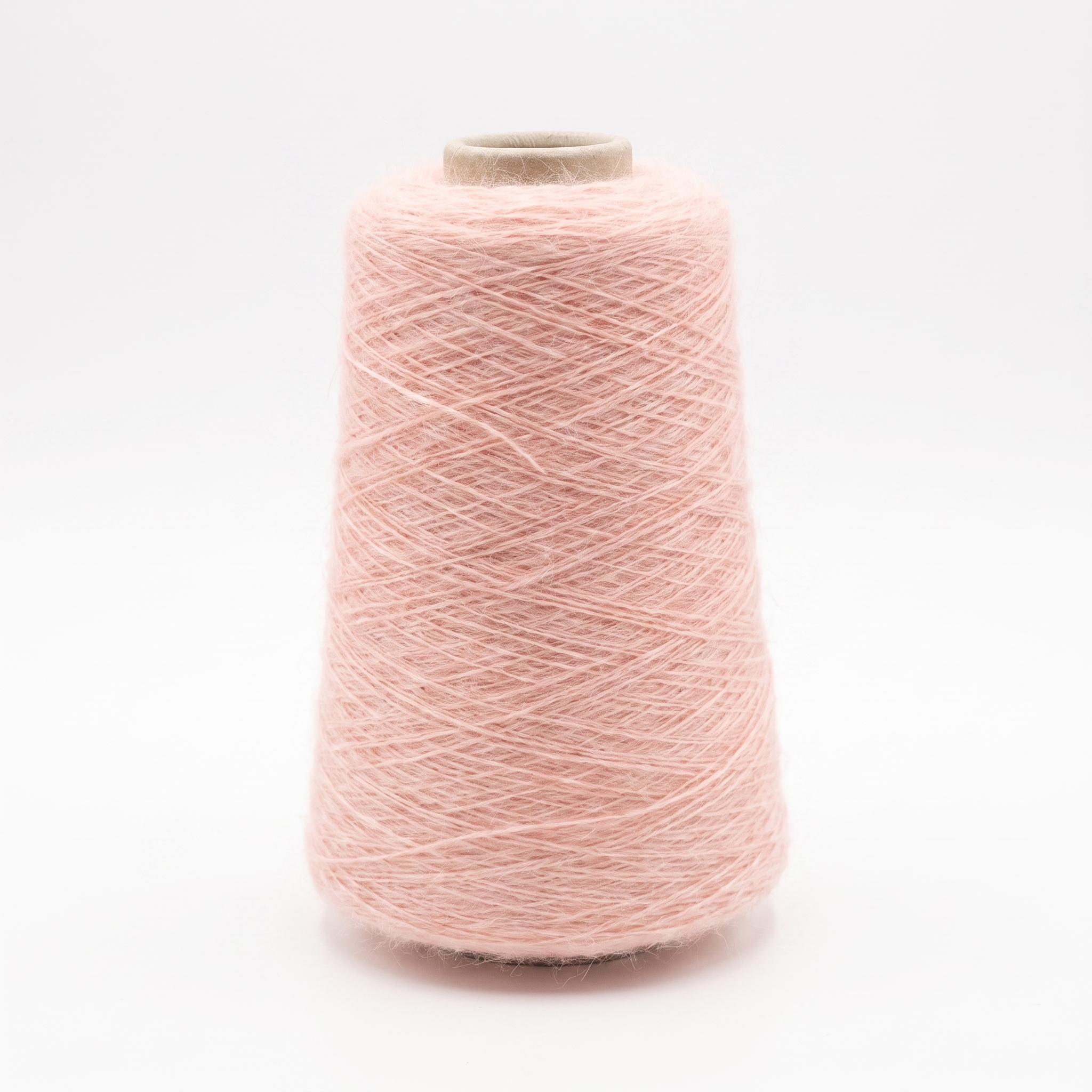 En stor cone med ljusrosa, fluffigt garn.