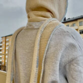 hoodie med integreret halstørklæde i hvid bomuld blowgarn bagfra