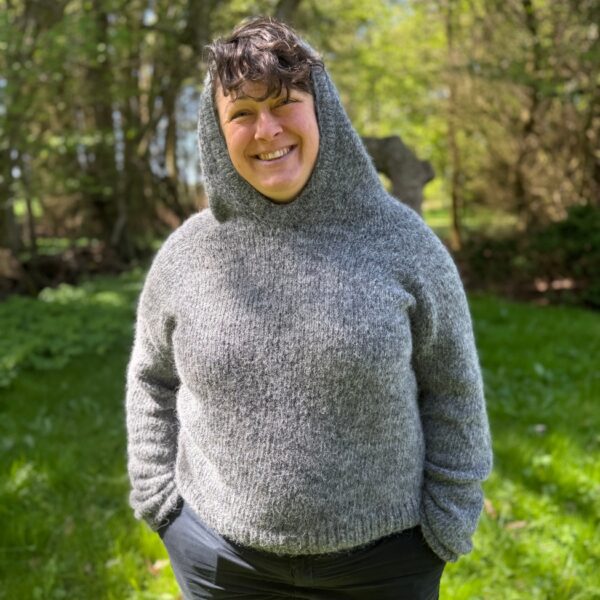 Strik hoodie i billig uldgarn